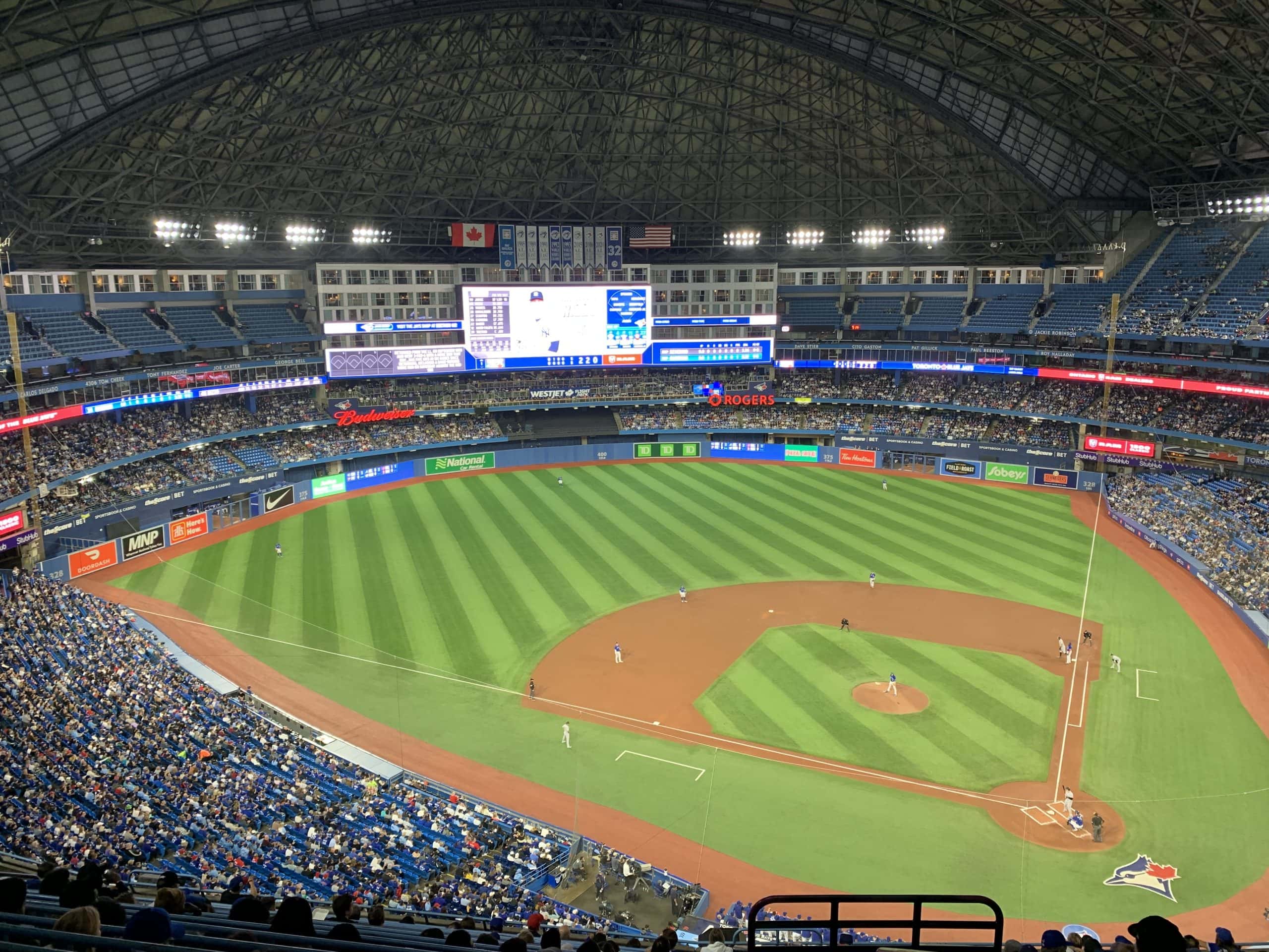 An image of the Toronto Blue jays playing the New York Yankees from Tornto Skydome.